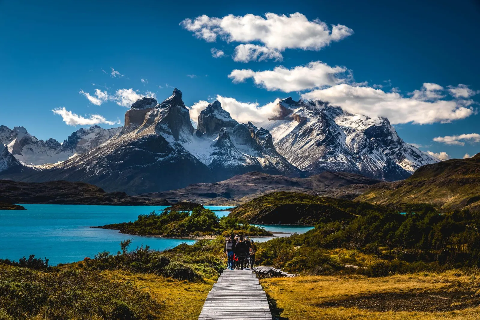 Boardwalk to the Lake Pehoé viewpoint with the Cuernos del Paine behind