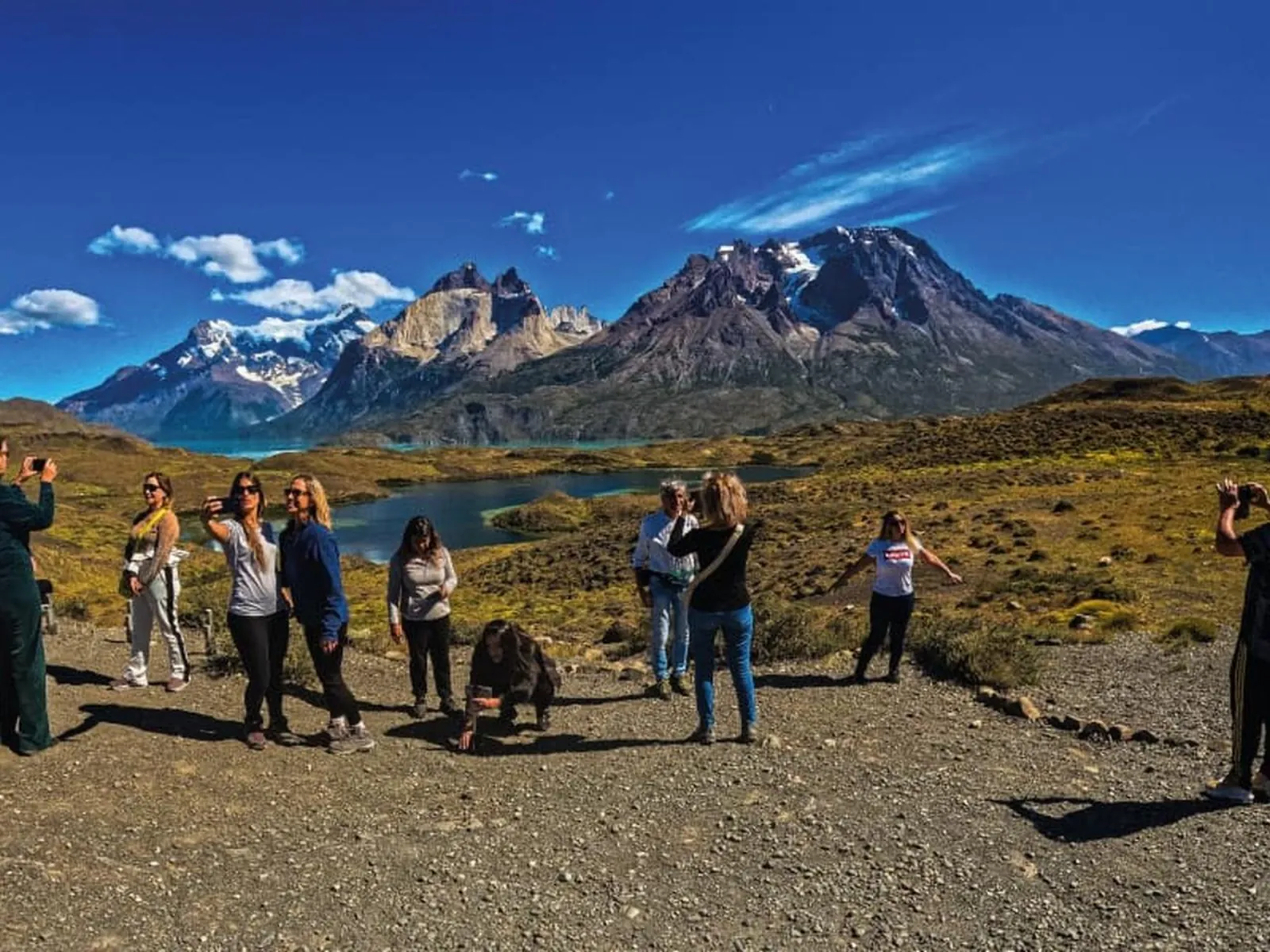 Group at a viewpoint looking toward Lake Pehoé